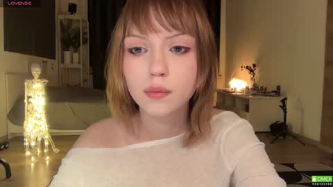 Snapshot of electric_woman chatting on 12-19-25, 02:35 Aleksa online show from 12-19-25, 02:35