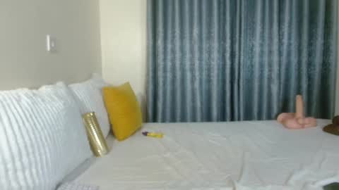 Snapshot of elegant_ebony chatting on 02-12-25, 01:06 Nika online show from 02-12-25, 01:06