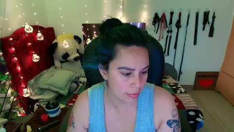 Snapshot of elektra_32 chatting on 02-13-25, 04:43 elektra online show from 02-13-25, 04:43