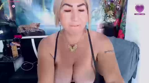 Snapshot of elektra_4_you chatting on 10-20-25, 02:50 XIOMY give LIKE on my page online show from 10-20-25, 02:50