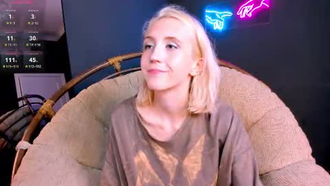 Snapshot of elen__moore chatting on 06-14-26, 11:23 Elen online show from 06-14-26, 11:23