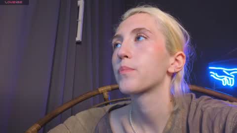 Snapshot of elen__moore chatting on 06-27-26, 05:23 Elen online show from 06-27-26, 05:23