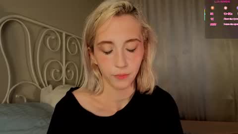 Snapshot of elen__moore chatting on 07-18-26, 06:17 Elen online show from 07-18-26, 06:17