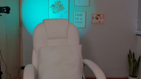 Snapshot of elena_ruiz chatting on 01-05-25, 09:57 Elena online show from 01-05-25, 09:57