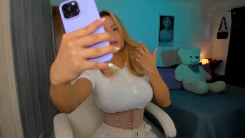 Snapshot of elena_ruiz chatting on 01-17-26, 08:56 Elena online show from 01-17-26, 08:56