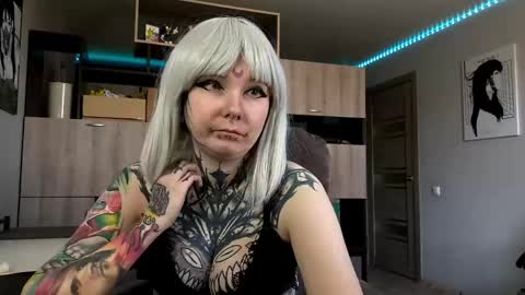 Snapshot of elenanickey chatting on 04-12-26, 12:43 Milana online show from 04-12-26, 12:43