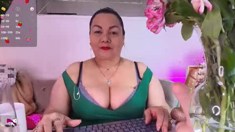 Snapshot of elenna_boobs_ chatting on 10-08-25, 06:44 elenna_boobs_ online show from 10-08-25, 06:44