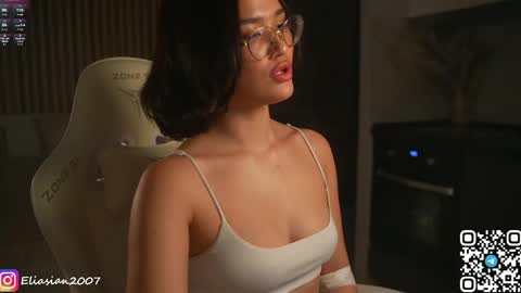 Snapshot of eli_asian chatting on 05-12-26, 04:26 Eli online show from 05-12-26, 04:26