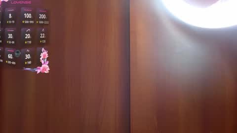 Snapshot of eli_gom_ chatting on 12-18-24, 12:43 Eliza online show from 12-18-24, 12:43