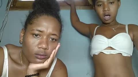 Snapshot of elia011 chatting on 02-06-25, 02:04 elia011 online show from 02-06-25, 02:04