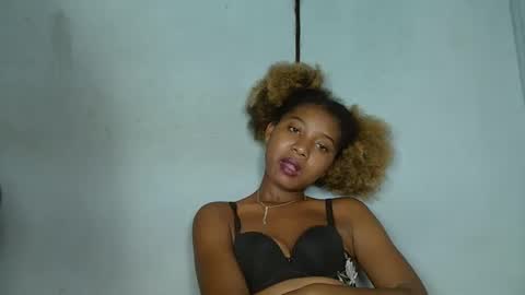 Snapshot of elia011 chatting on 02-09-25, 01:22 elia011 online show from 02-09-25, 01:22