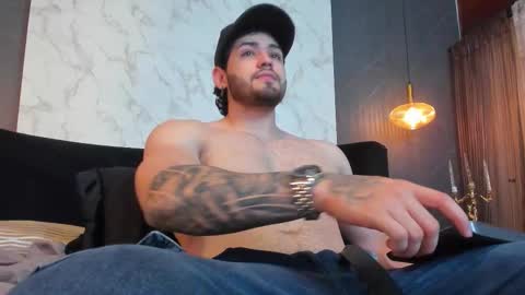 Snapshot of eliankeiser chatting on 11-25-25, 02:06 Elian online show from 11-25-25, 02:06