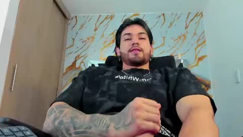 Snapshot of eliankeiser chatting on 06-18-26, 04:33 Elian online show from 06-18-26, 04:33