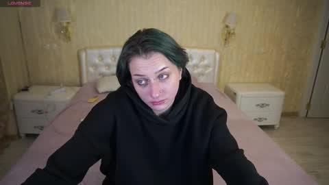 Snapshot of eliarose chatting on 12-19-25, 12:06 Luna online show from 12-19-25, 12:06