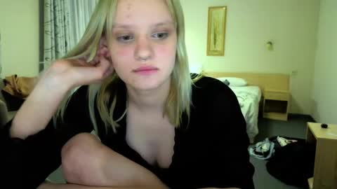 Snapshot of elieiza_xo chatting on 05-26-26, 05:42 elieiza_xo online show from 05-26-26, 05:42