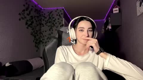 Snapshot of elinorashfield chatting on 05-19-26, 11:16 Milica online show from 05-19-26, 11:16