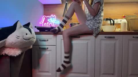 Elisa North online show from 09-19-25, 04:07