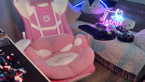 Elisa North online show from 10-13-25, 01:44