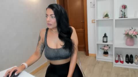 Snapshot of elisabaxter chatting on 09-11-25, 04:01 Maria online show from 09-11-25, 04:01