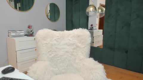 Snapshot of elisabaxter chatting on 10-27-25, 05:22 Maria online show from 10-27-25, 05:22