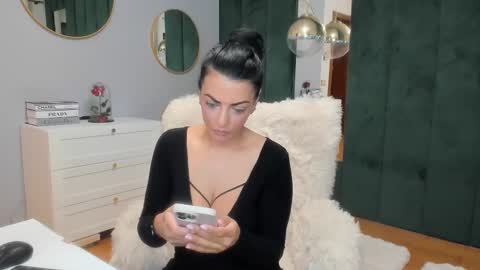 Snapshot of elisabaxter chatting on 10-28-25, 05:22 Maria online show from 10-28-25, 05:22