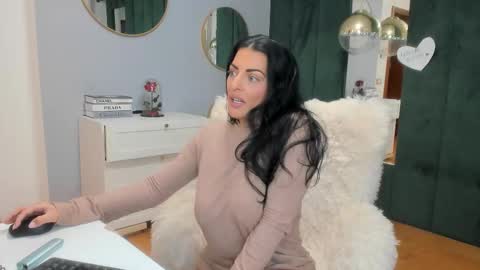 Snapshot of elisabaxter chatting on 11-02-25, 06:05 Maria online show from 11-02-25, 06:05