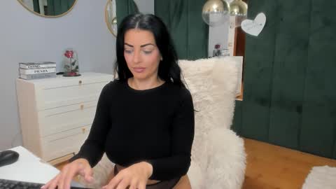 Snapshot of elisabaxter chatting on 11-03-25, 03:52 Maria online show from 11-03-25, 03:52