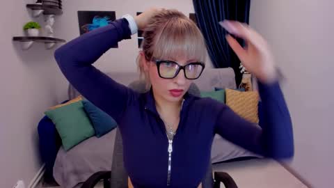 Snapshot of elisabethmills chatting on 01-16-25, 08:14 Elisabeth online show from 01-16-25, 08:14