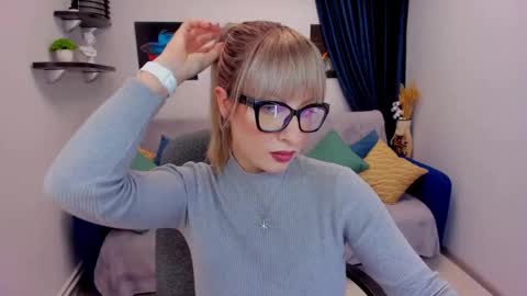 Snapshot of elisabethmills chatting on 01-19-25, 03:32 Elisabeth online show from 01-19-25, 03:32