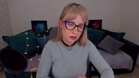 Snapshot of elisabethmills chatting on 02-03-25, 08:35 Elisabeth online show from 02-03-25, 08:35