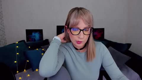 Snapshot of elisabethmills chatting on 02-04-25, 02:32 Elisabeth online show from 02-04-25, 02:32