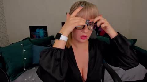 Snapshot of elisabethmills chatting on 02-06-25, 02:37 Elisabeth online show from 02-06-25, 02:37