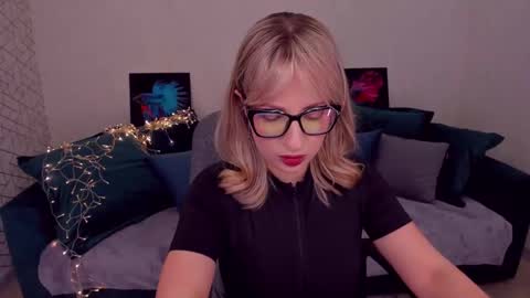 Snapshot of elisabethmills chatting on 02-18-25, 02:27 Elisabeth online show from 02-18-25, 02:27