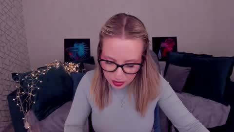 Snapshot of elisabethmills chatting on 03-03-25, 04:46 Elisabeth online show from 03-03-25, 04:46