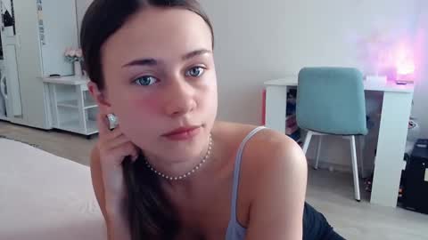 Elis online show from 10-17-25, 04:48