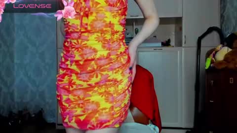 Snapshot of elisefoxy chatting on 06-15-26, 08:38 Elise online show from 06-15-26, 08:38