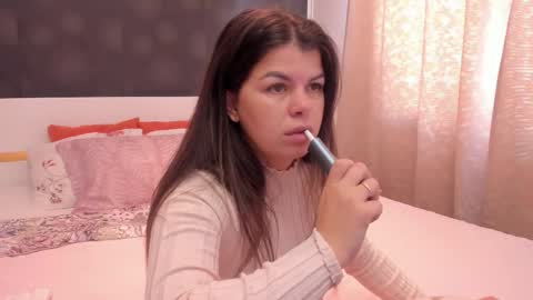 Snapshot of elisetyler89 chatting on 10-22-25, 08:25 Elly online show from 10-22-25, 08:25