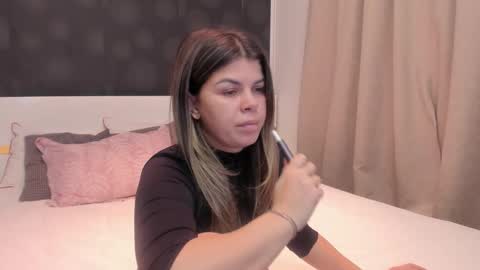 Snapshot of elisetyler89 chatting on 11-24-25, 08:08 Elly online show from 11-24-25, 08:08