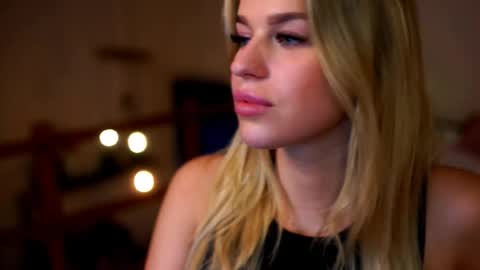 Snapshot of elister_alison chatting on 09-26-25, 02:43 Sunflower online show from 09-26-25, 02:43