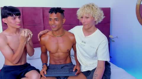 Valentino Konny y Jhon online show from 04-10-26, 08:24