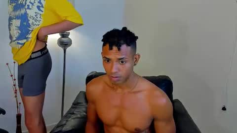 Snapshot of elite__models chatting on 05-18-26, 04:07 Valentino Konny y Jhon online show from 05-18-26, 04:07