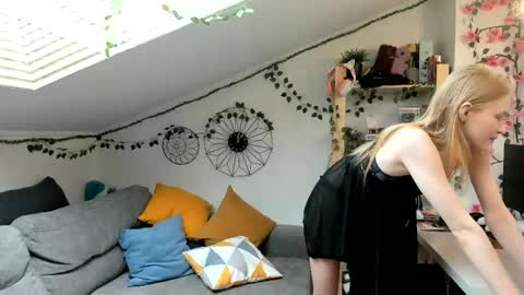 Snapshot of eliteeros chatting on 05-16-26, 01:10 EliteEros online show from 05-16-26, 01:10