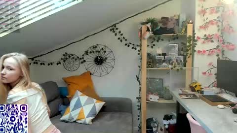 Snapshot of eliteeros chatting on 05-22-26, 12:11 EliteEros online show from 05-22-26, 12:11