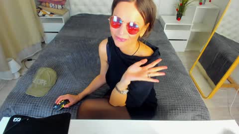 Snapshot of elizabe_th chatting on 12-15-24, 11:09 Elizabethangel online show from 12-15-24, 11:09
