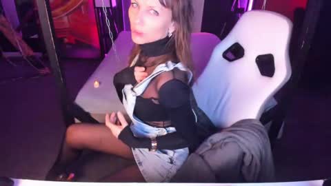 Snapshot of elizabe_th chatting on 02-18-25, 10:38 Elizabethangel online show from 02-18-25, 10:38