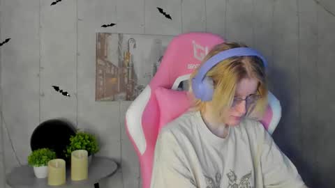 Snapshot of elizabeth_harpper chatting on 11-05-25, 01:27 Elizabeth online show from 11-05-25, 01:27