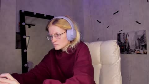 Snapshot of elizabeth_harpper chatting on 11-17-25, 01:11 Elizabeth online show from 11-17-25, 01:11