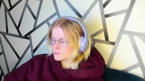 Snapshot of elizabeth_harpper chatting on 11-26-25, 01:17 Elizabeth online show from 11-26-25, 01:17