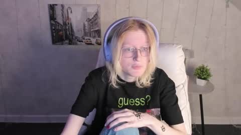 Snapshot of elizabeth_harpper chatting on 12-03-25, 01:35 Elizabeth online show from 12-03-25, 01:35