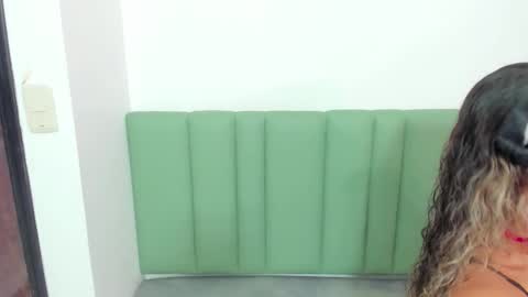 Snapshot of elizabeth_liones_ chatting on 12-04-25, 04:11 Eli online show from 12-04-25, 04:11